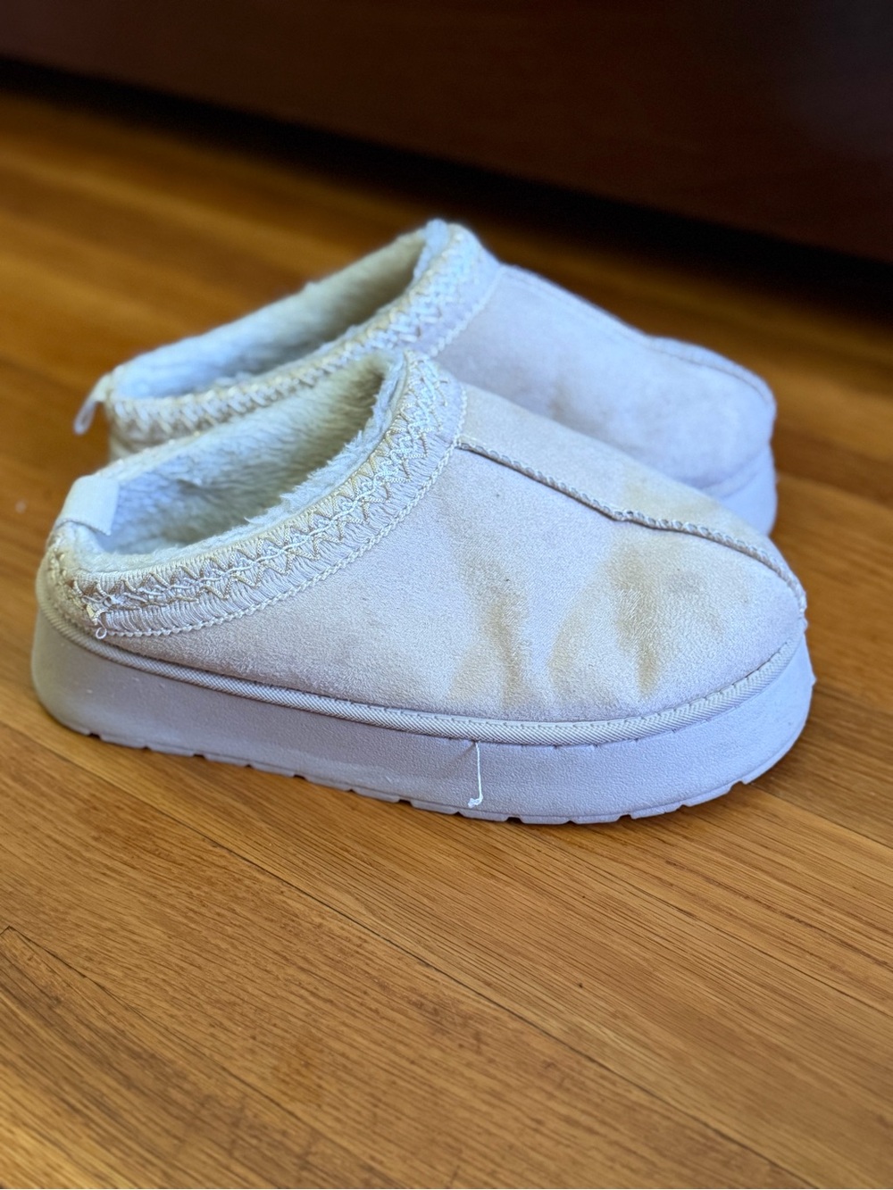 Source Unknown Cream Women's Slip-On Fuzzy Lined Slippers